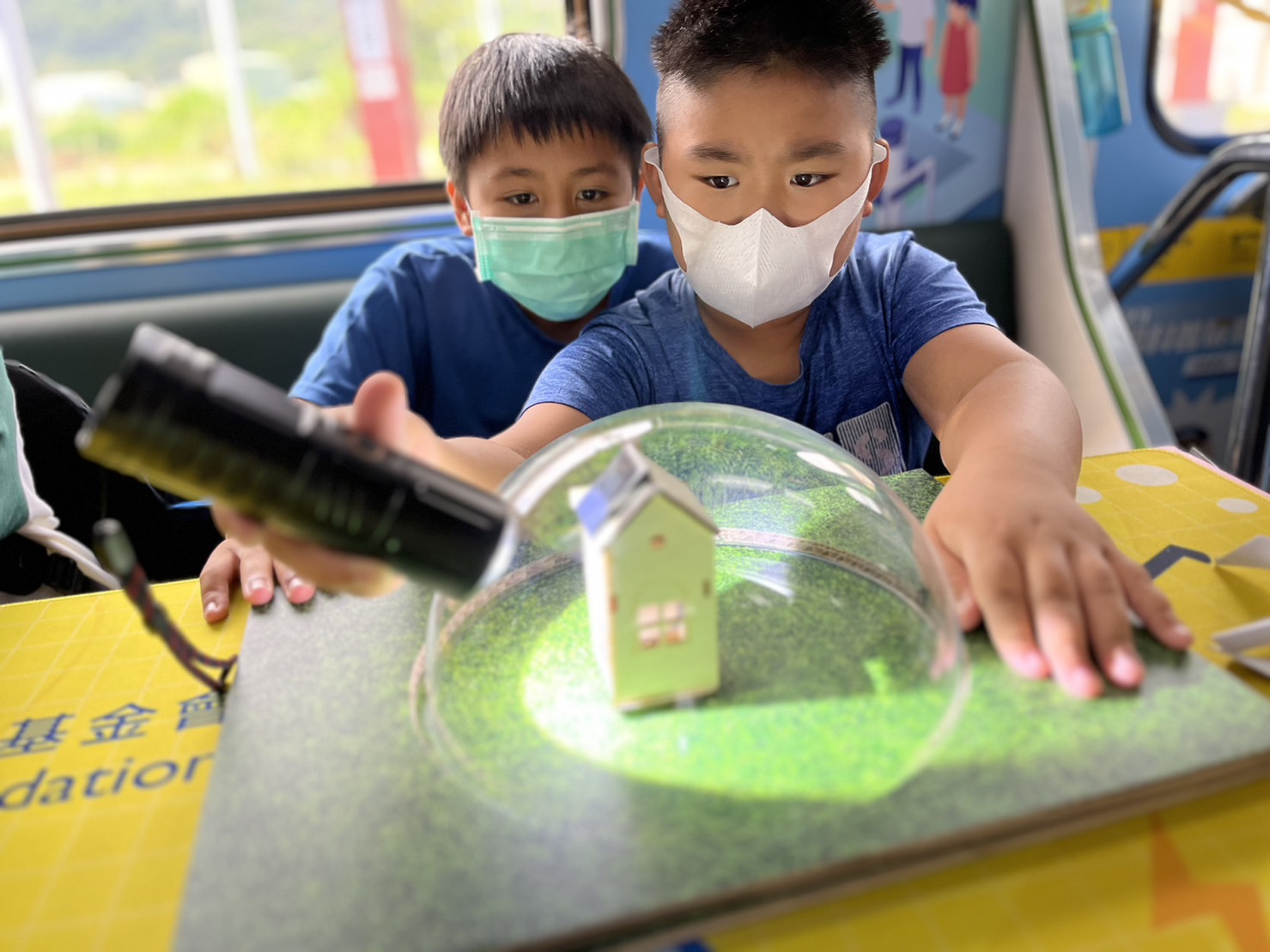 william威廉參與基礎科學主題車廂，以STEAM教學精神，設計「逐日科學家」、「太陽能工程師」以及「淨零建築師」三大能源科普課程和實驗